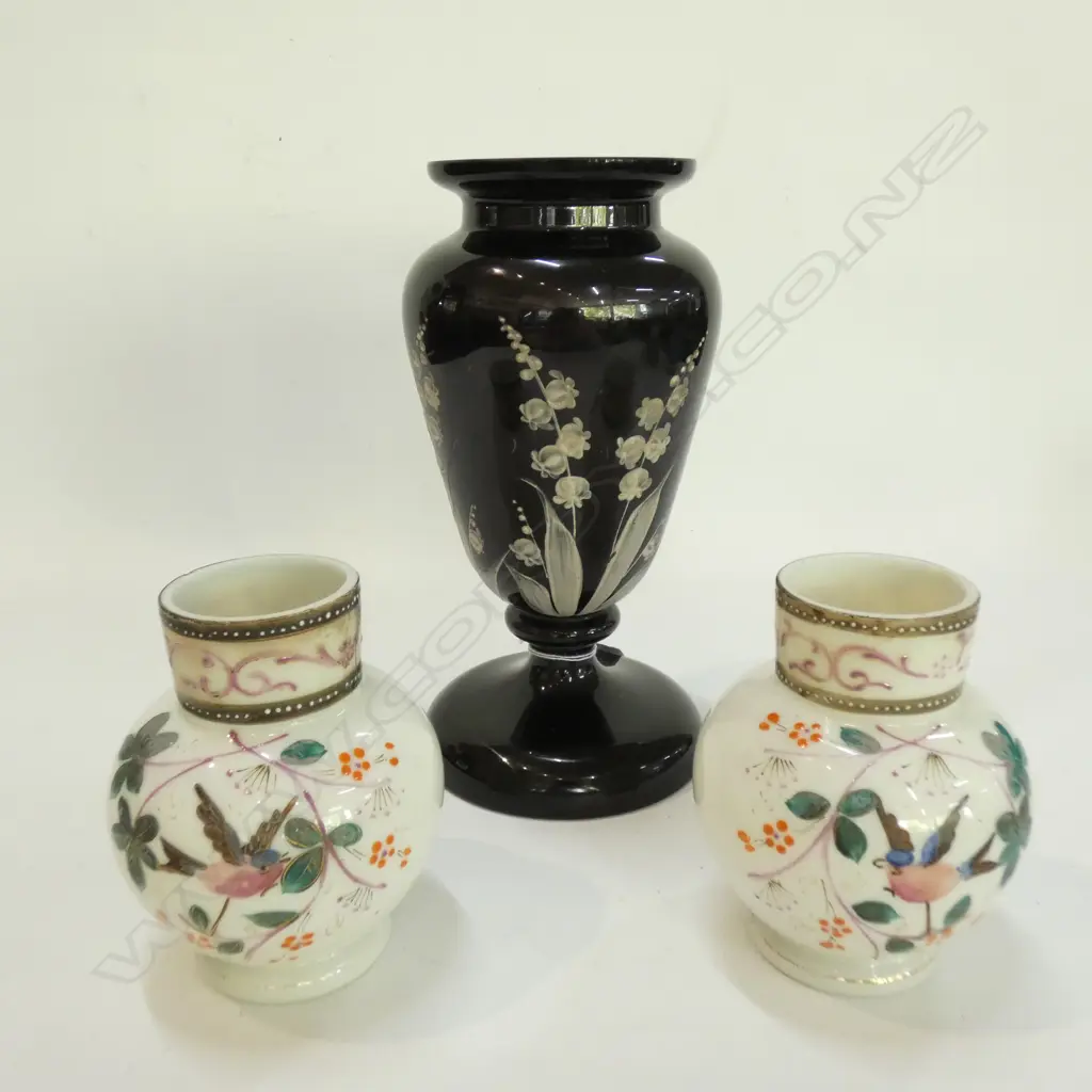 3 VICTORIAN MILK GLASS VASES LARGEST WITH SMALL RIM CHIP H. 210MM Image 1++