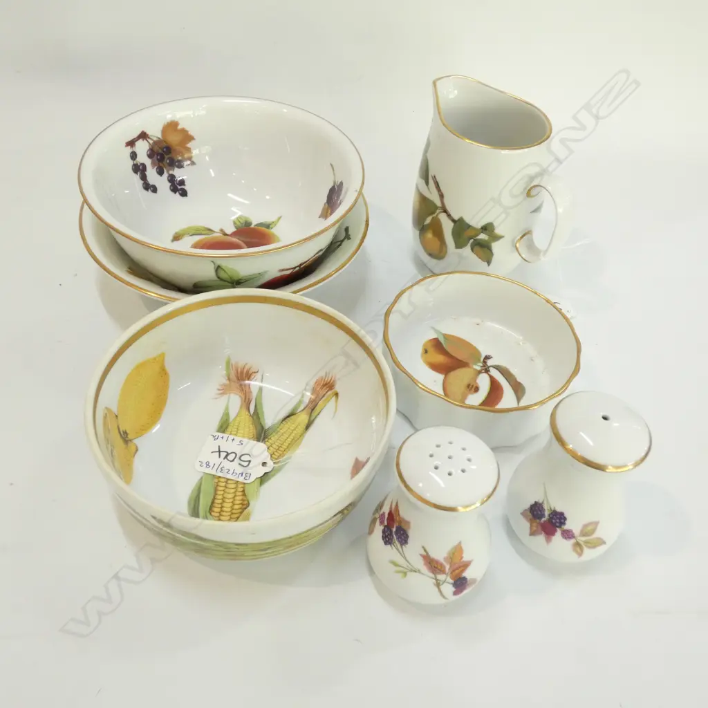 5 EVESHAM MIXED DISHES/JUG + SALT + PEPPER Image 1++