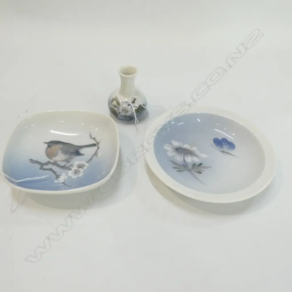 2 SMALL COPENHAGEN DISHES + MINIATURE VASE Image 1++