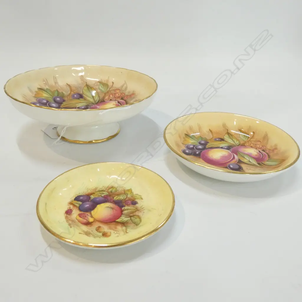 3 SMALL AYNSLEY GILT FRUIT DISHES Image 1++