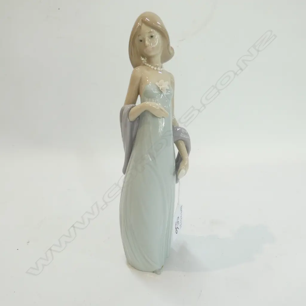 SMALL LLADRO FIGURE GIRL IN BALL GOWN Image 1++