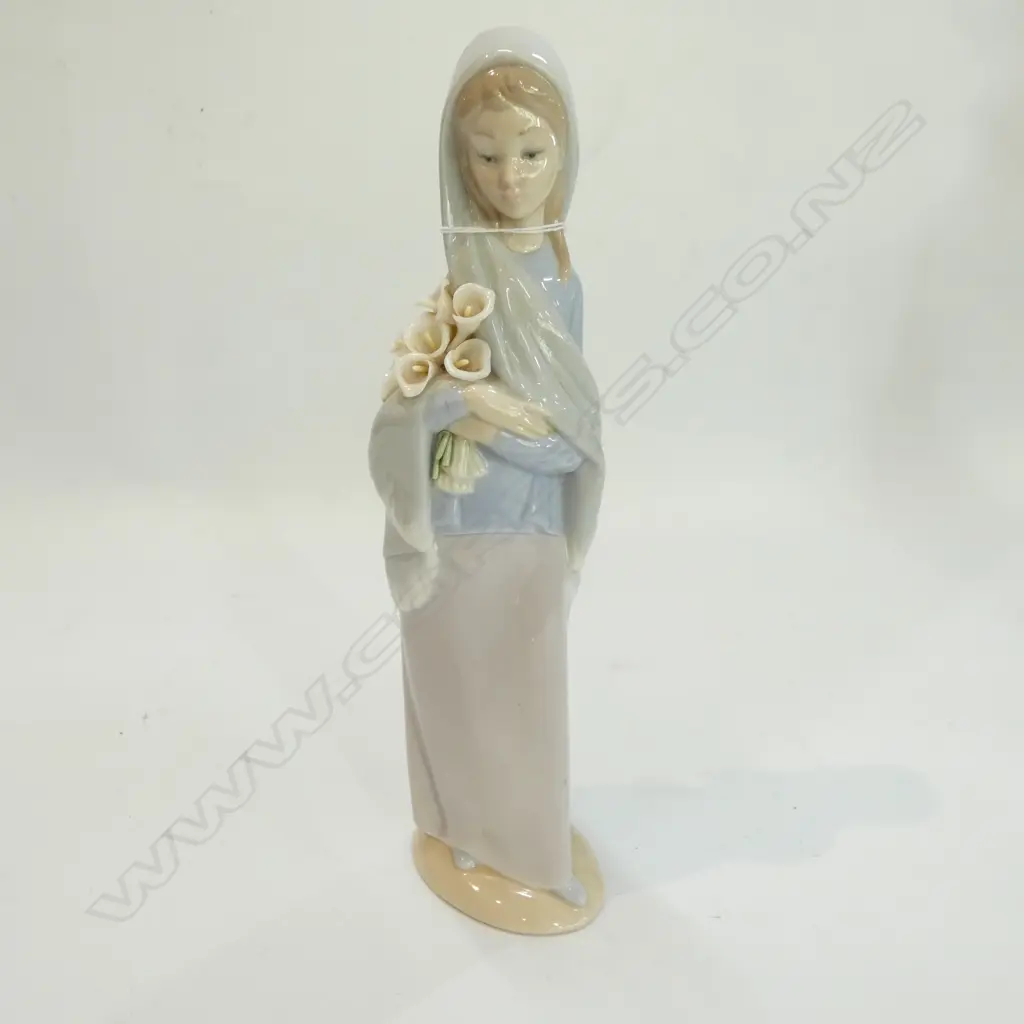 SMALL LLADRO FIGURE GIRL WITH LILYS Image 1++