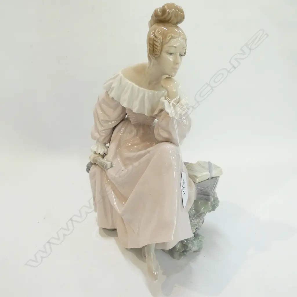 LLADRO FIGURE OF A LADY CONTEMPLATING Image 1++