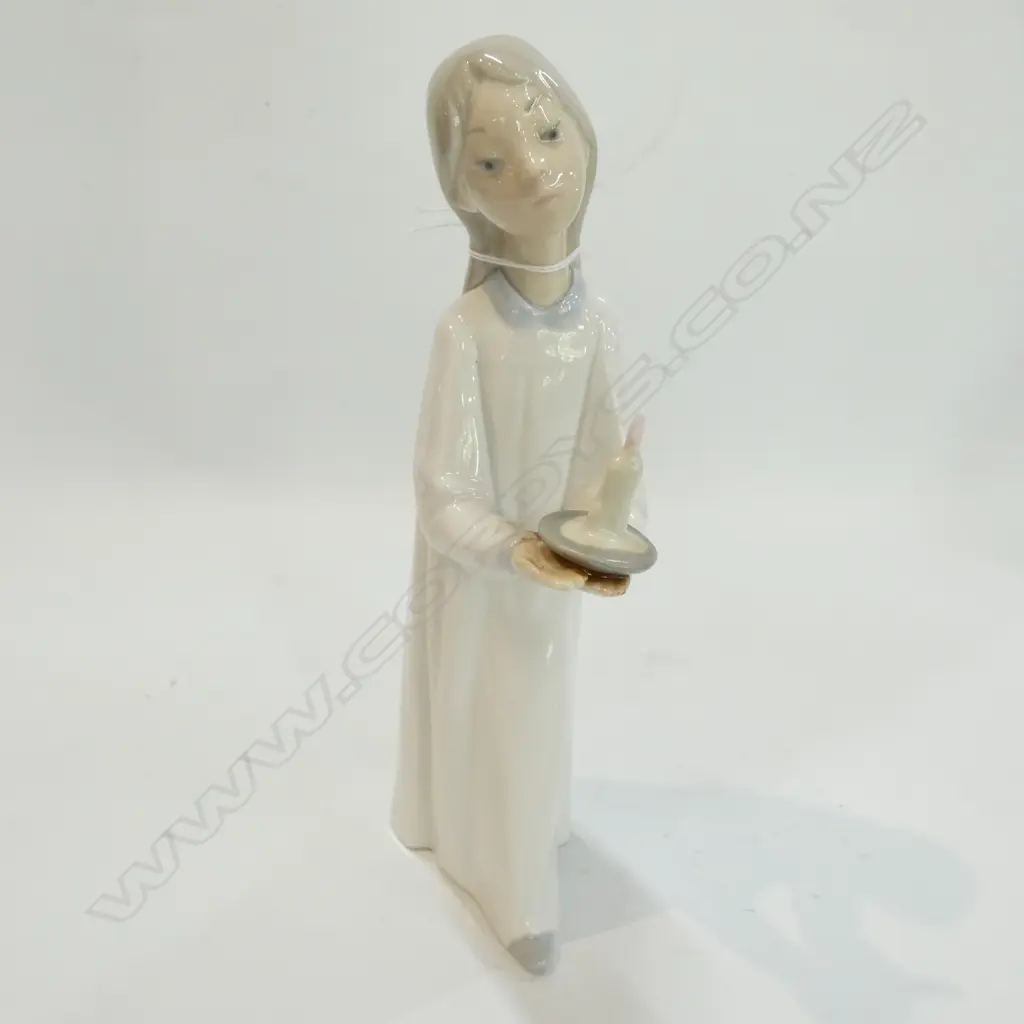 SMALL LLADRO FIGURE GIRL WITH CANDLE Image 1++