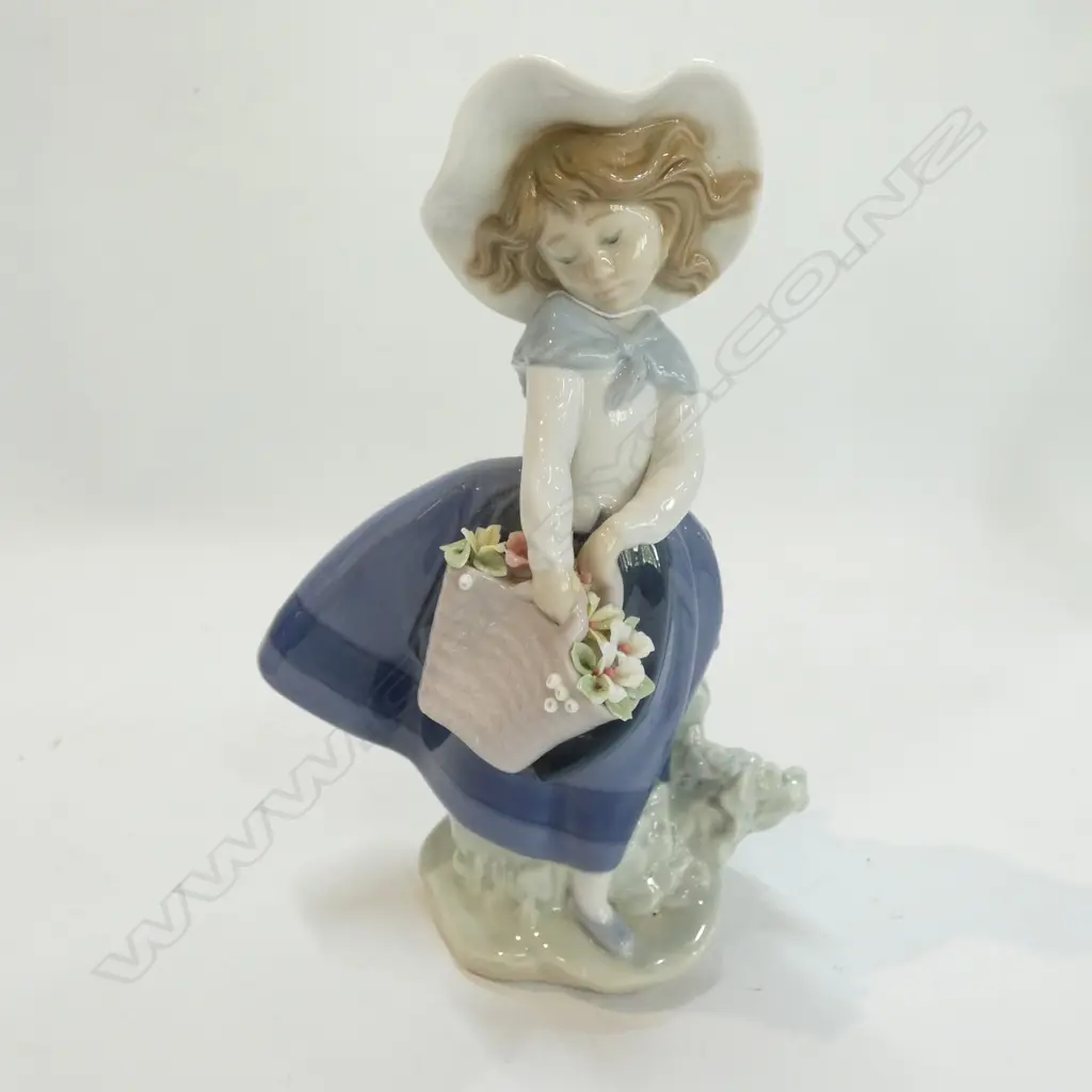 SMALL LLADRO FIGURE GIRL WITH FLOWER BASKET Image 1++