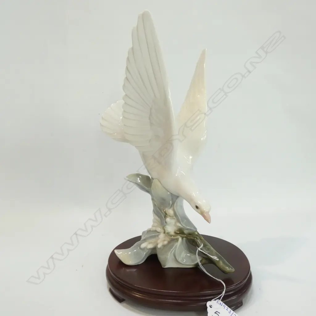 LLADRO DOVE ORNAMENT Image 1++