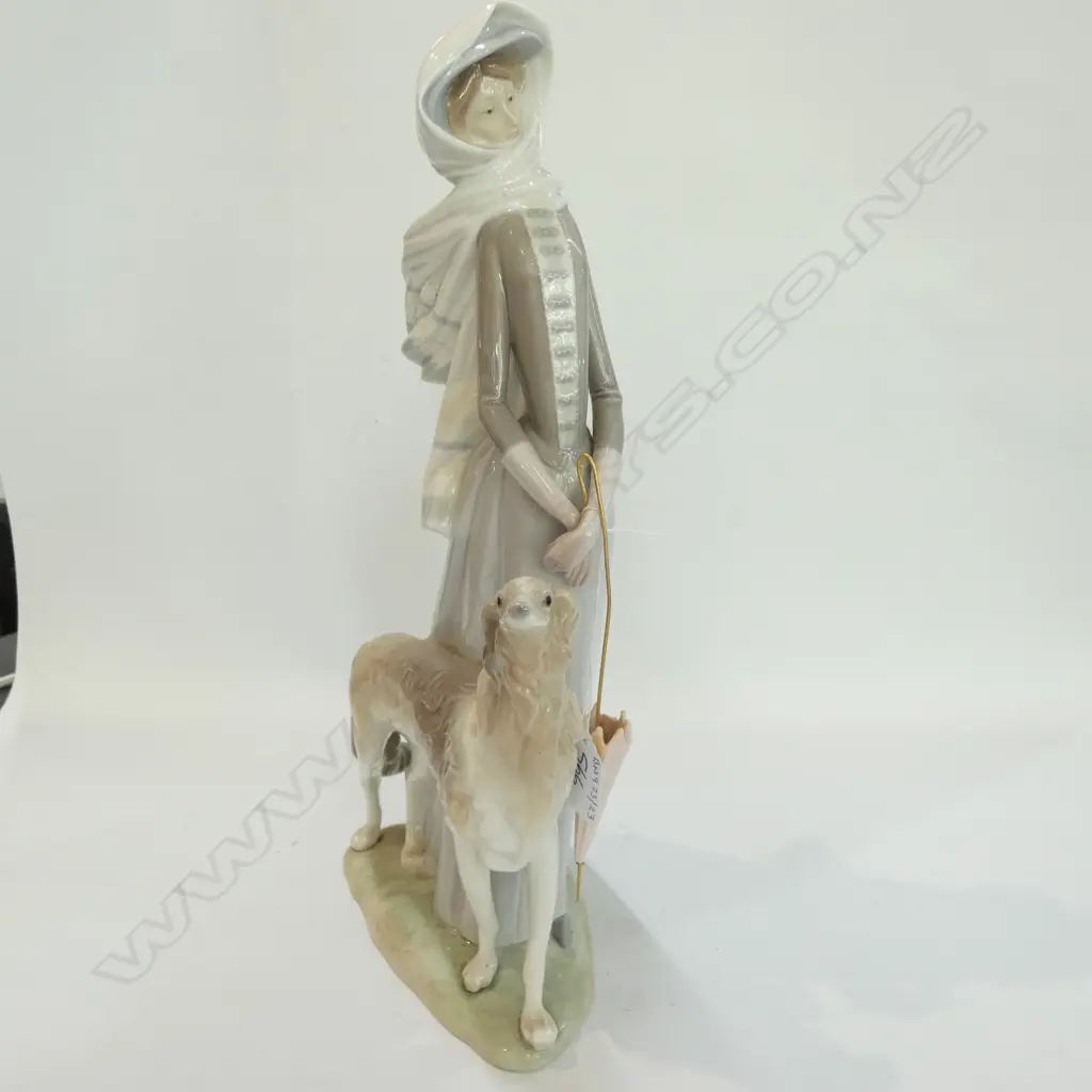 LLADRO FIGURE LADY AND DOG Image 1++