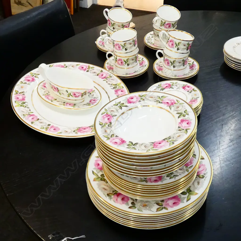 ROYAL WORCESTER ROYAL GARDEN PART DINNER SERVICE Image 1++
