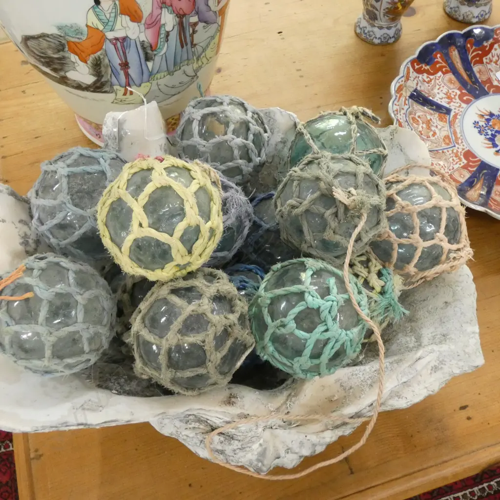 25 SMALL GLASS FISHING FLOATS WITH NETTING Image 1++