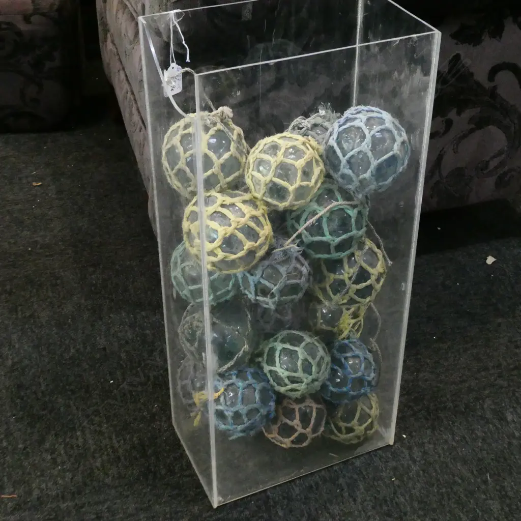 25 SMALL GLASS FISHING FLOATS WITH NETTING Image 1++