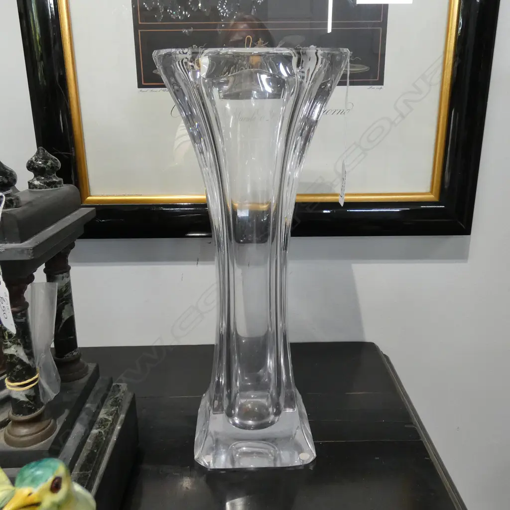 LARGE CLEAR GLASS BAYEL VASE CHIP TO BASE Image 1++