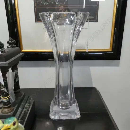 LARGE CLEAR GLASS BAYEL VASE CHIP TO BASE