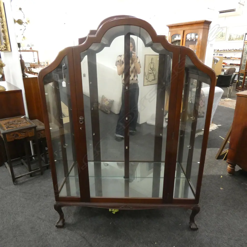 DOME TOPPED MAHOGANY CHINA CABINET Image 1++