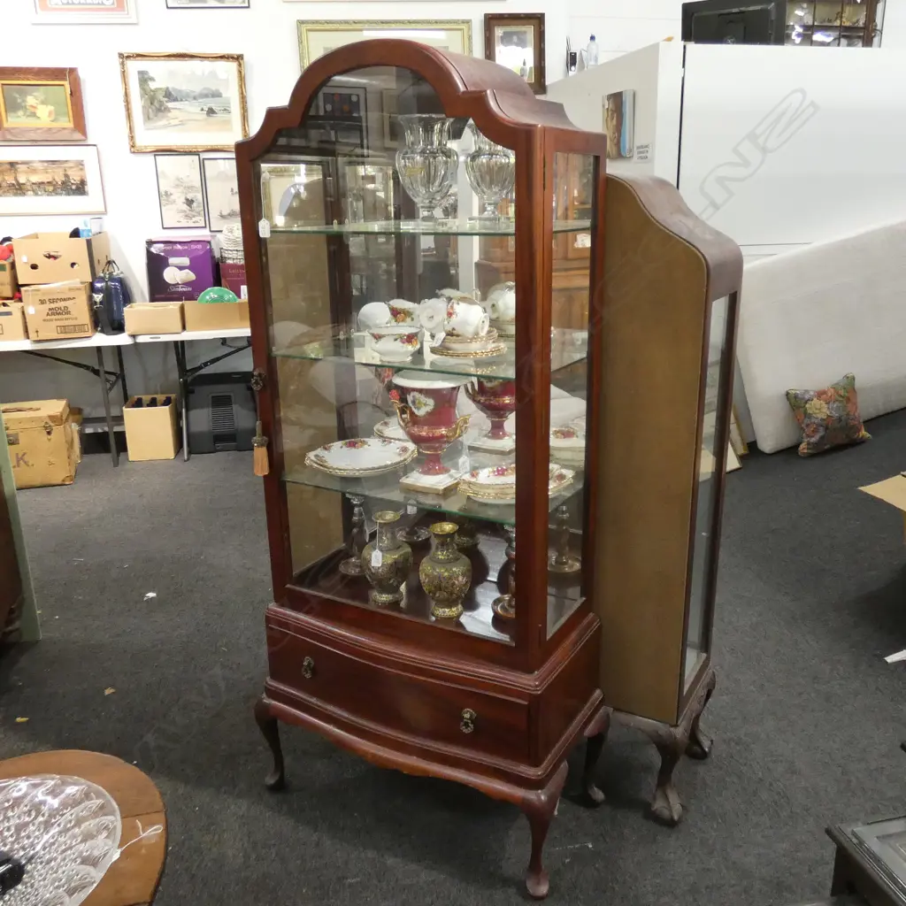 DOME TOPPED MAHOGANY CHINA CABINET Image 1++
