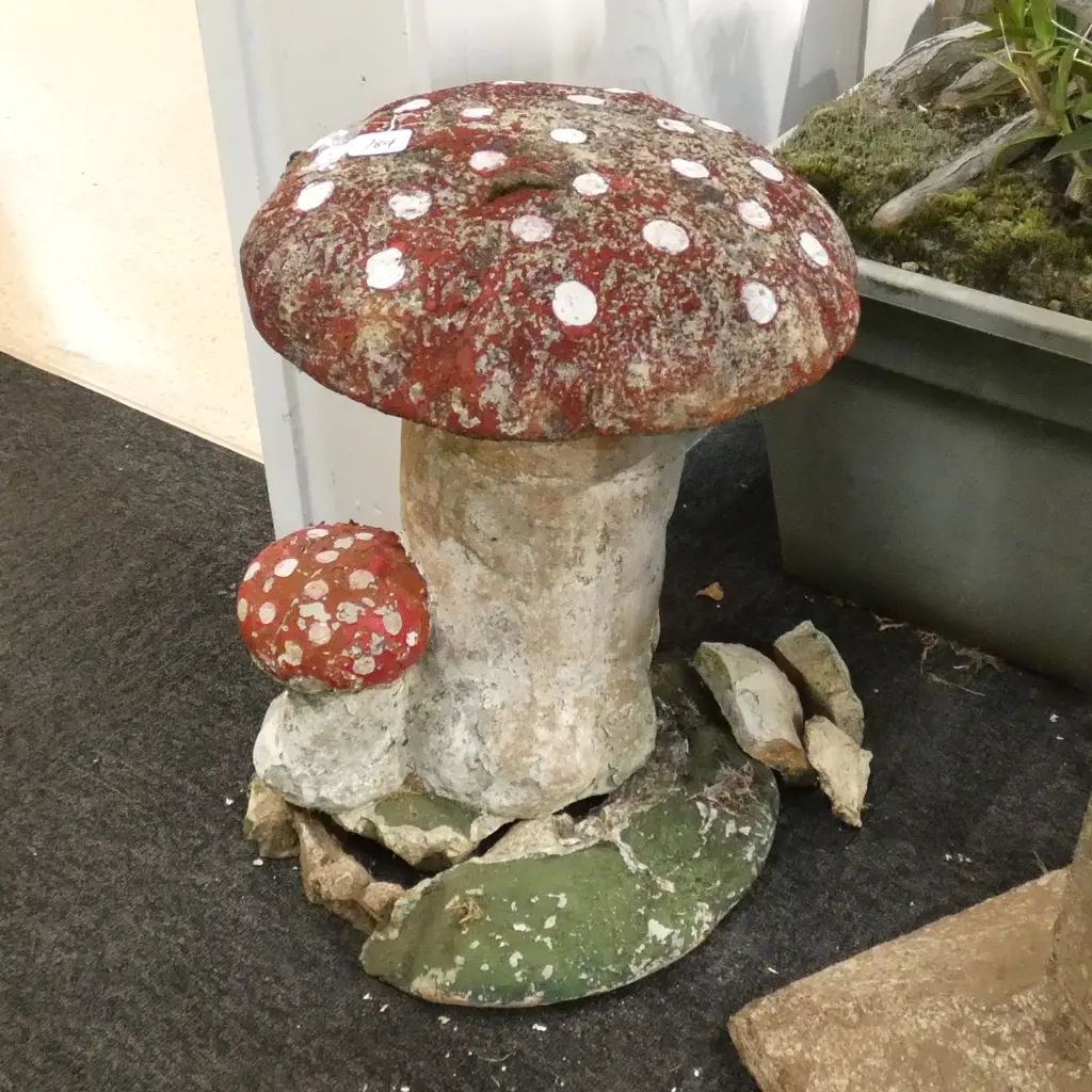 GARDEN ORNAMENT CONCRETE MUSHROOM H. 450MM AF BROKEN Image 1++
