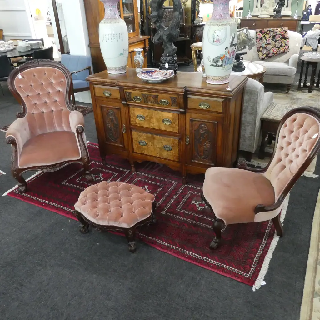 3PC+OTTOMANM, PINK VELVET CARVED PARLOUR SUITE Image 1++