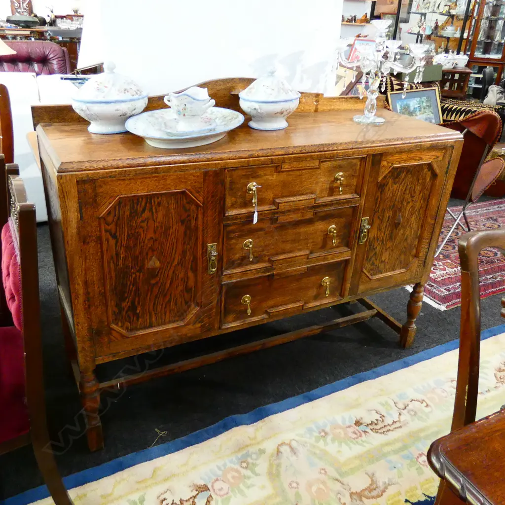 OAK SIDEBOARD ON RAISED TURNED LEGS W. 1370MM Image 1++