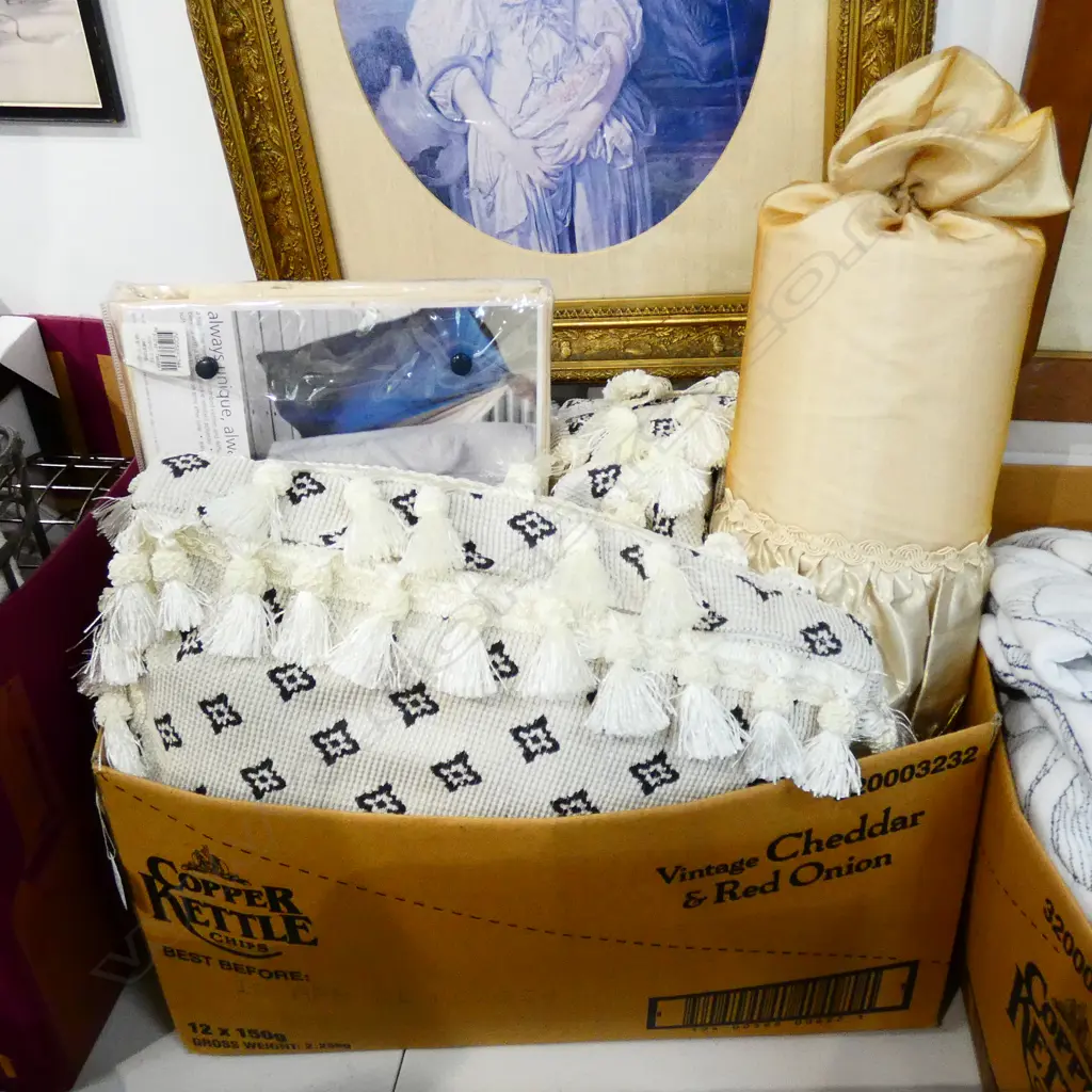 ASSORTED LINEN & 4 FANCY PILLOWS Image 1++