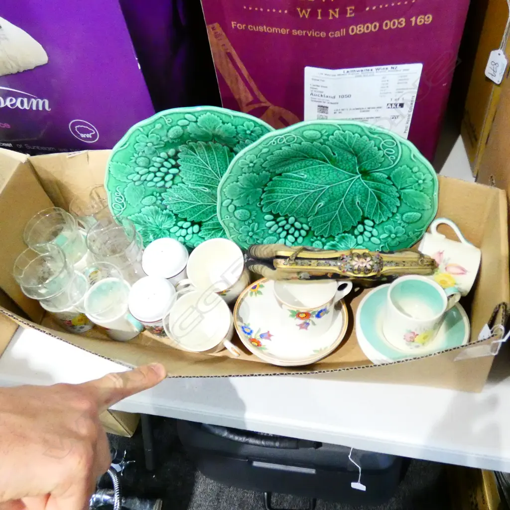 BOX LOT 2 WEDGWOOD MAJOLICA PLATES, SUSIE COOPER ETC Image 1++