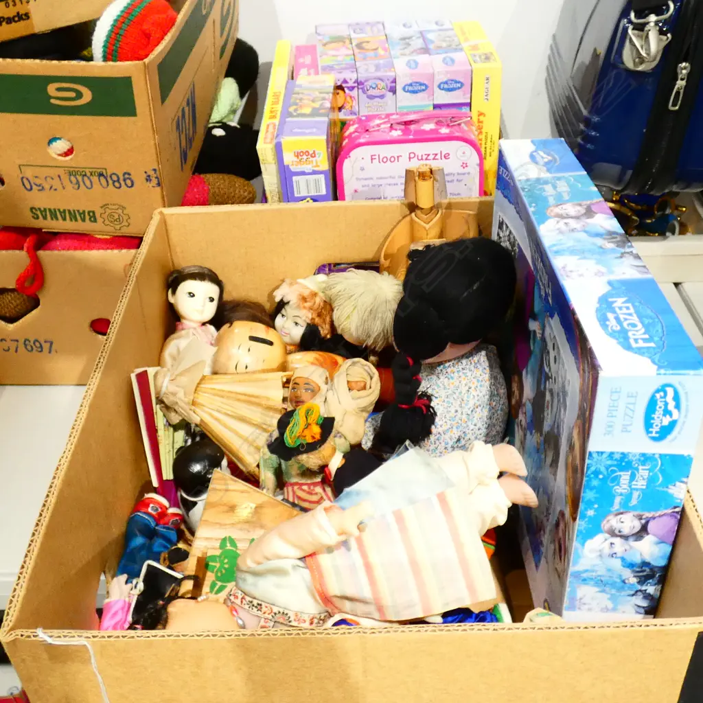 ASST COSTUME DOLLS + JIGSAWS Image 1++