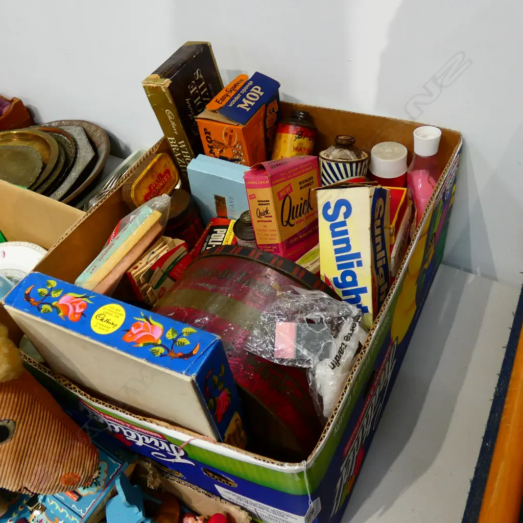 LOT OF VINTAGE ADVERTISING PRODUCTS AND TINS Image 1++