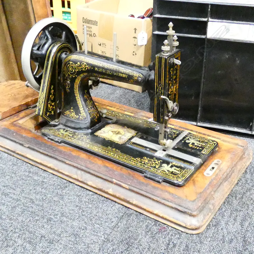 OLD SEWING MACHINE  Image 1++