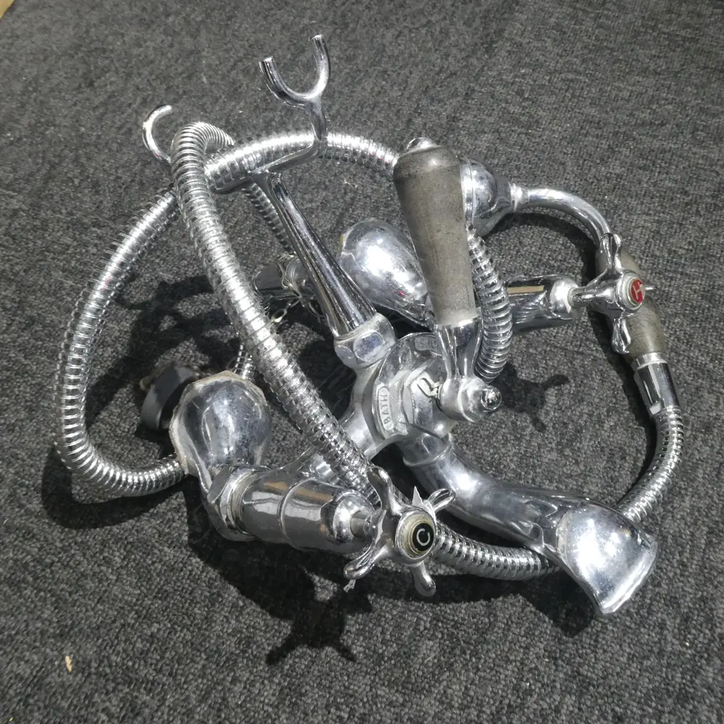 VINTAGE CHROME BATH/SHOWER TAP FITTING Image 1++