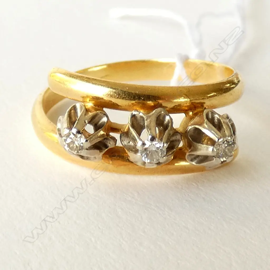 18CT GOLD AND THREE STONE DIAMOND RING Image 1++