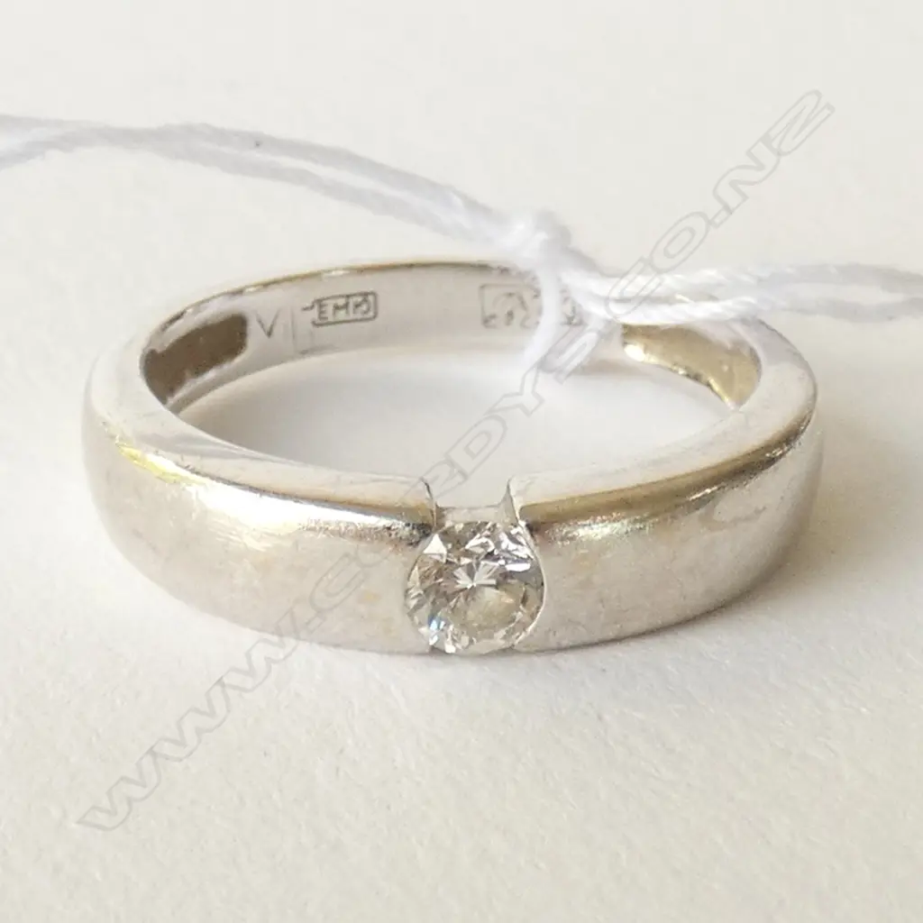 18CT WHITE GOLD AND DIAMOND RING Image 1++