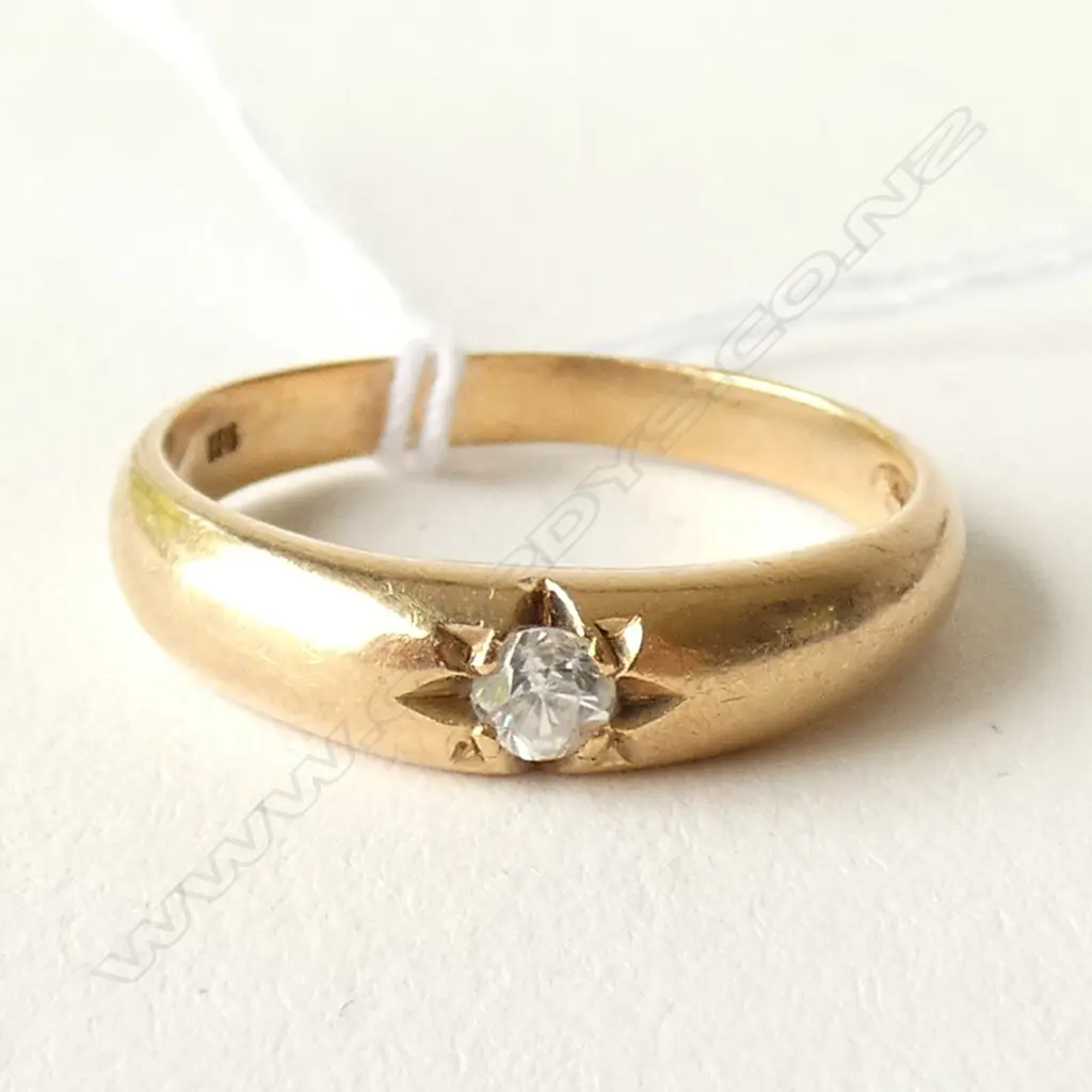 9CT & DIAMOND RING EARLY 20THC CUSHION CUT Image 1++