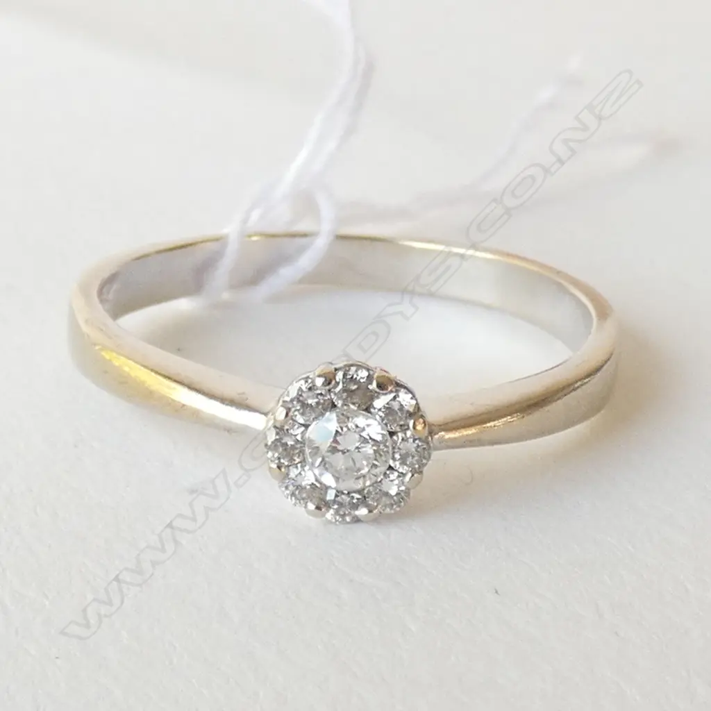 18CT DIAMOND CLUSTER RING  Image 1++