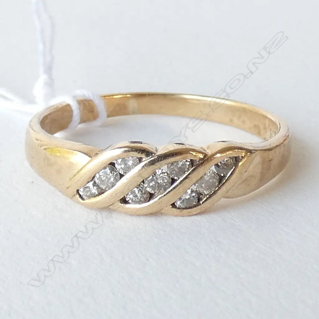 9CT GOLD 9 DIAMOND RING Image 1++