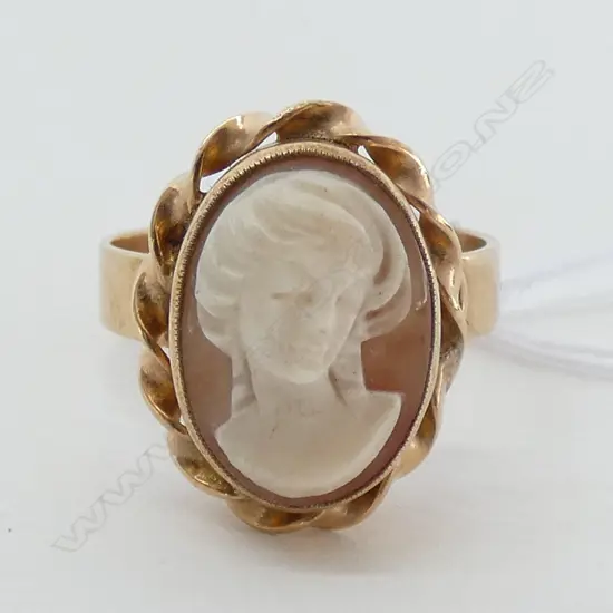 CAMEO RING SET IN 9CT GOLD