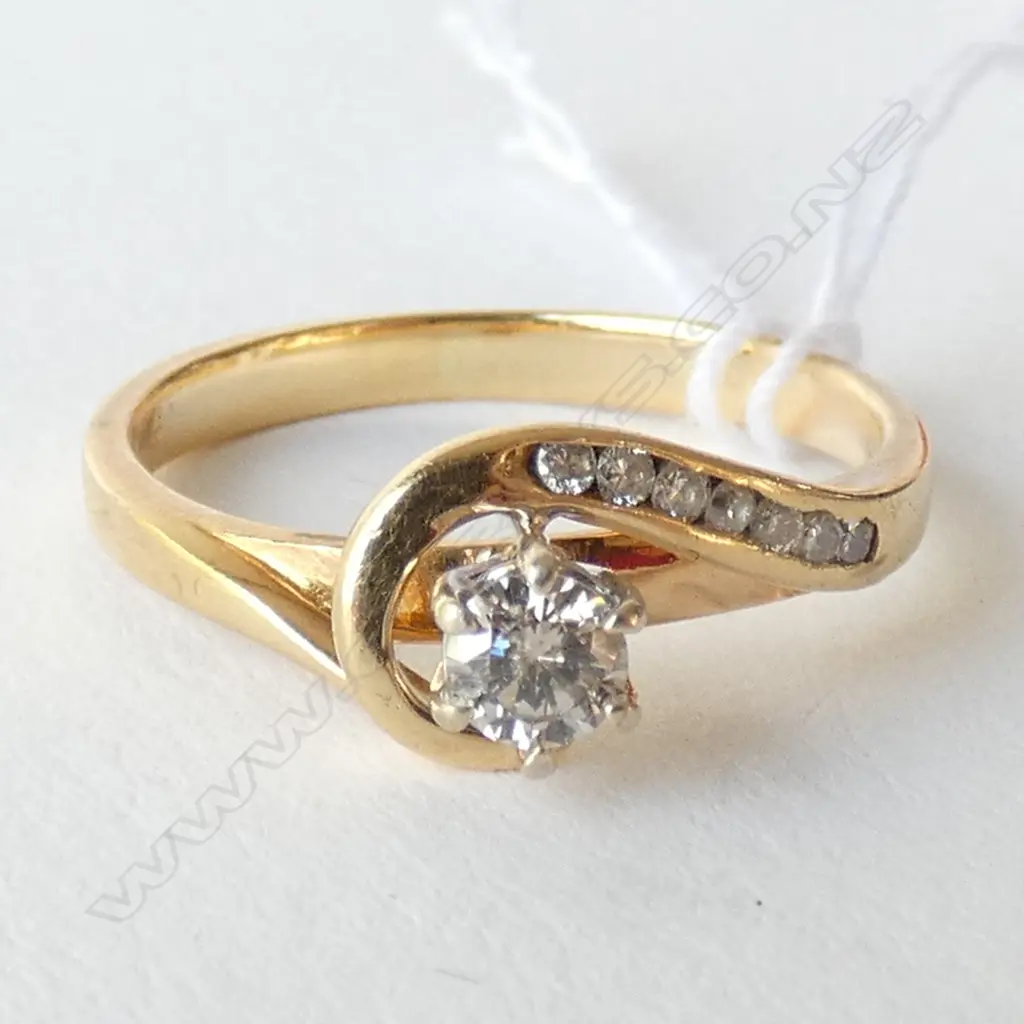 18ct DIAMOND SOLITAIRE RING SCOLL DESIGN Image 1++