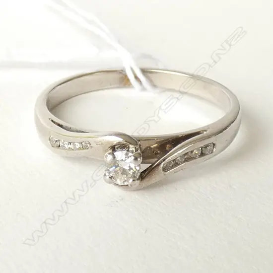 9CT WHITE GOLD SOLITAIRE DIAMOND RING TDW 0.26CT VAL.