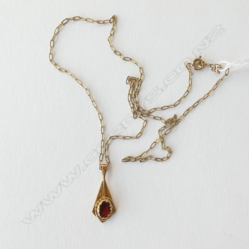 9CT GARNET NECKLACE ON GOLD CHAIN Image 1++