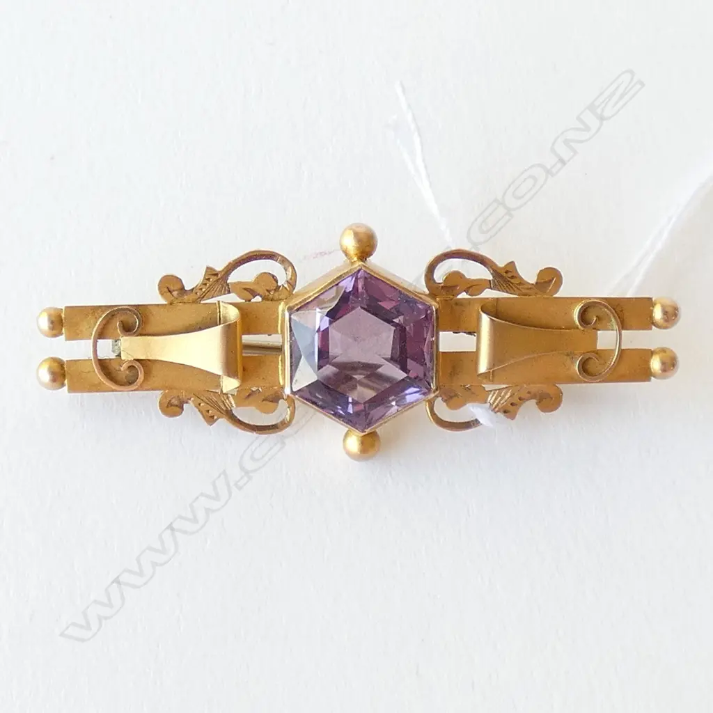ANTIQUE 9CT YELLOW GOLD & AMETHYST BAR BROOCH, TOTAL 5GM, L. 50MM  Image 1++