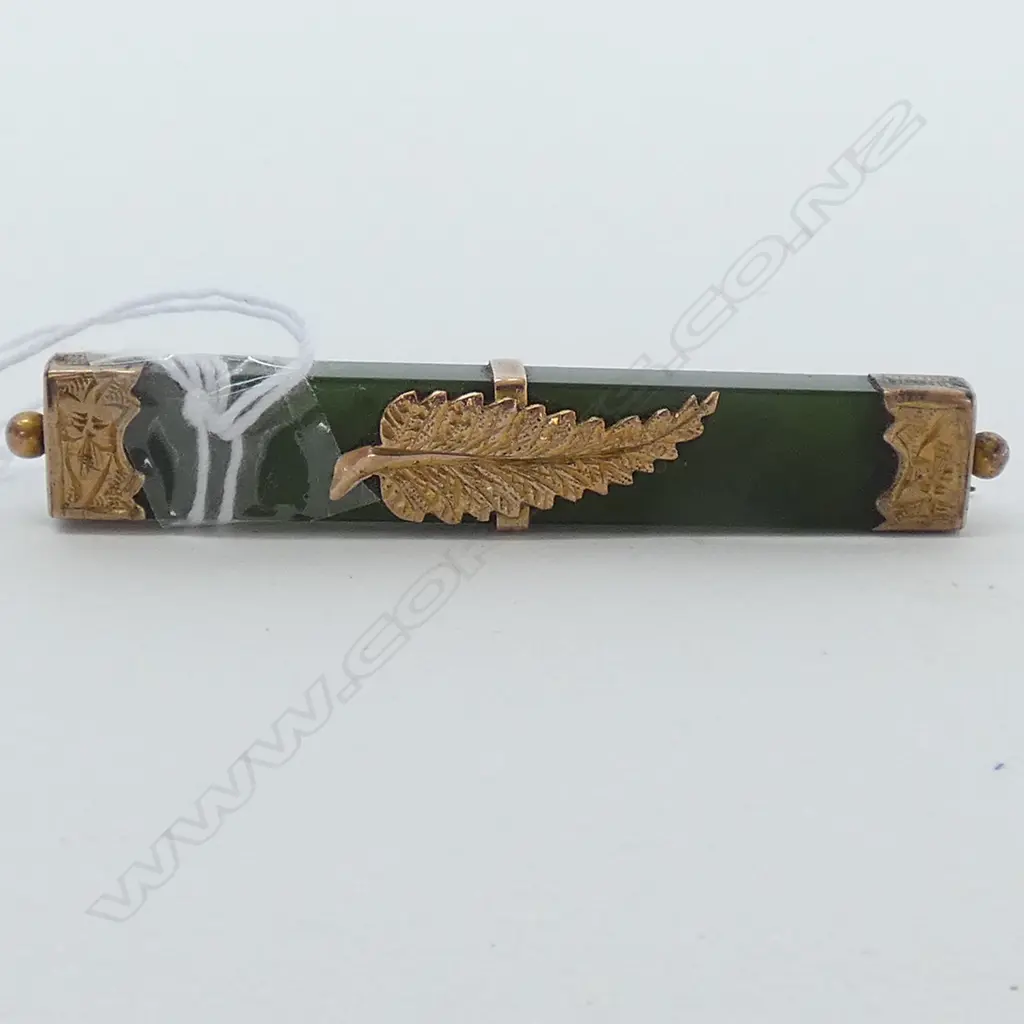 NZ GREENSTONE AND GOLD BROOCH Image 1++