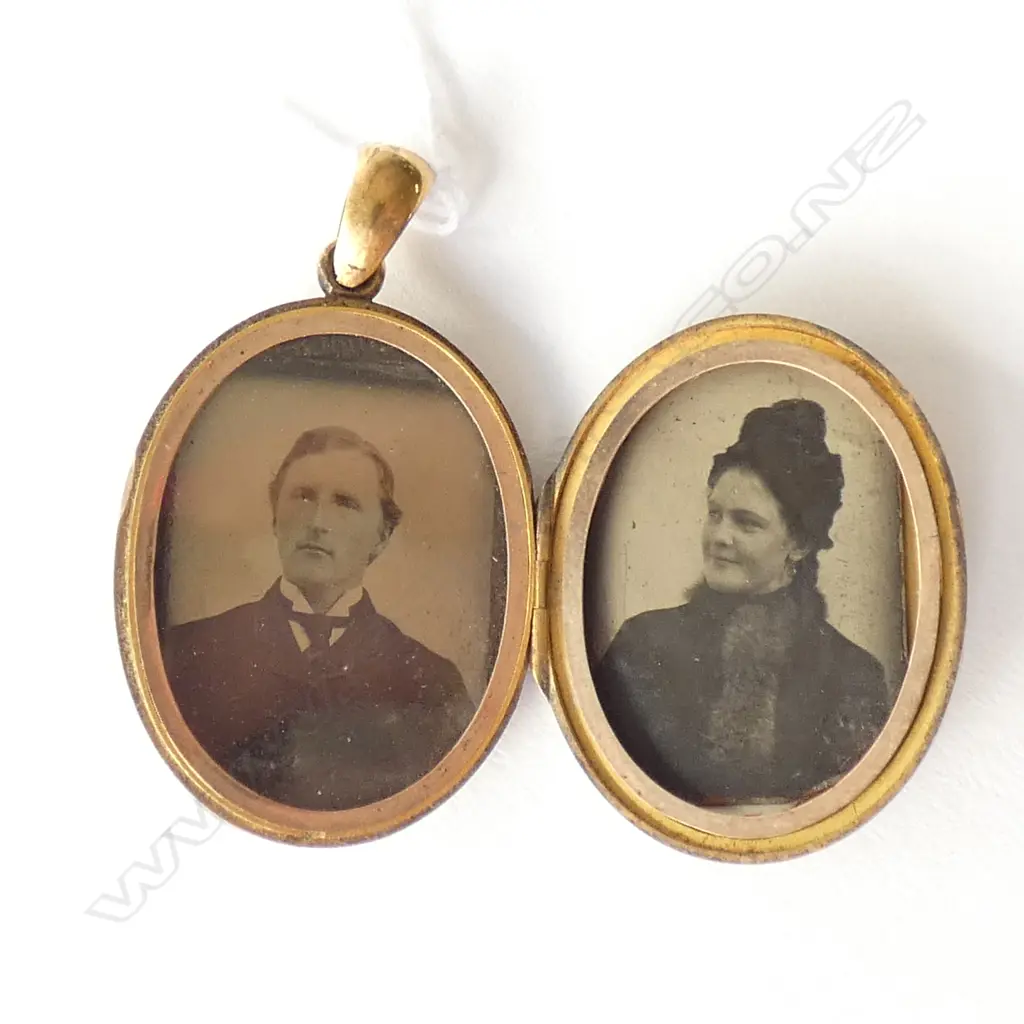 A Victorian gold mourning locket Image 1++