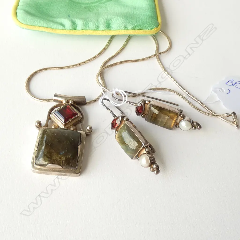 MODERN SILVER & GEM SET PENDANT & EARRING SET Image 1++