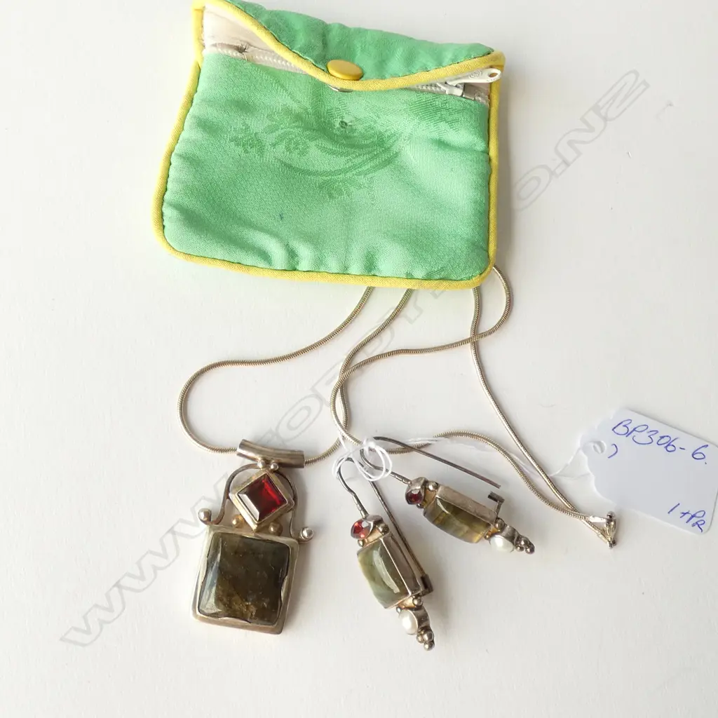 MODERN SILVER & GEM SET PENDANT & EARRING SET Image 1++