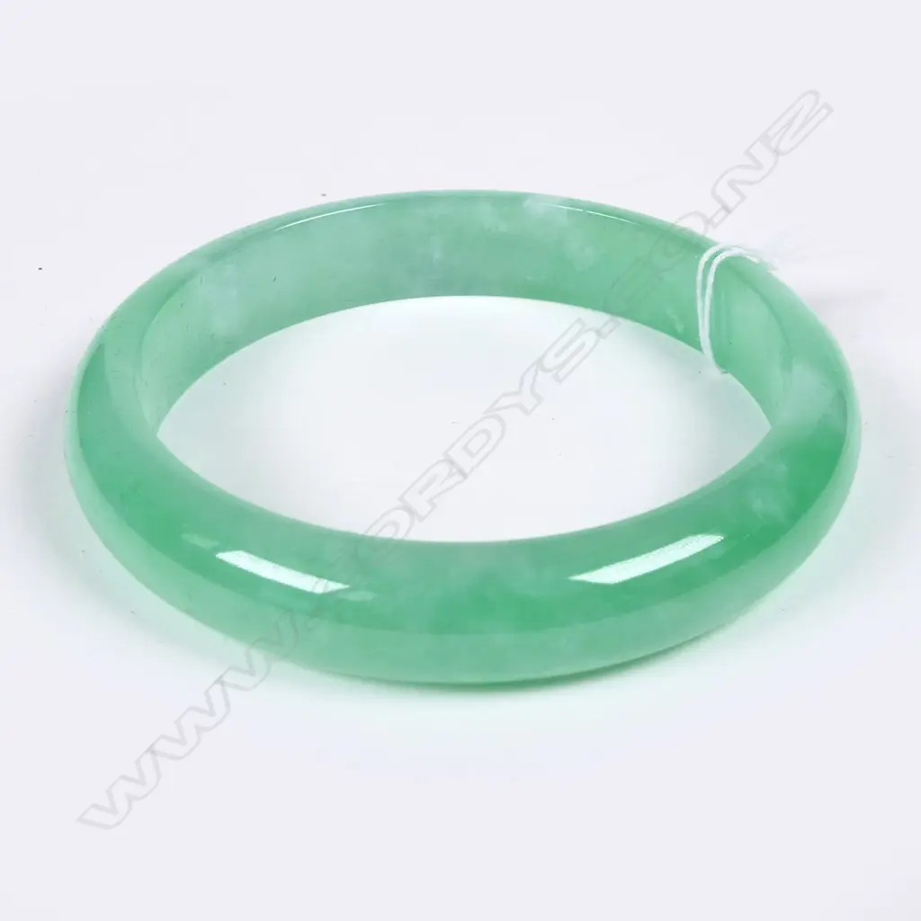 CHINESE VIBRANT GREEN JADE BANGLE Image 1++