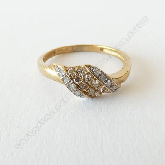 9CT GOLD & .21CT DIAMOND CROSSOVER RING, WITH VALUATION ($700)