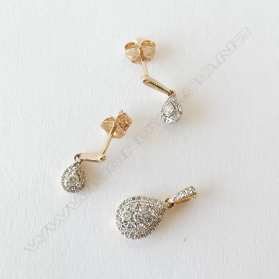 9CT GOLD .25CT DIAMOND PENDANT & EARRING SET, VALUATION $1400