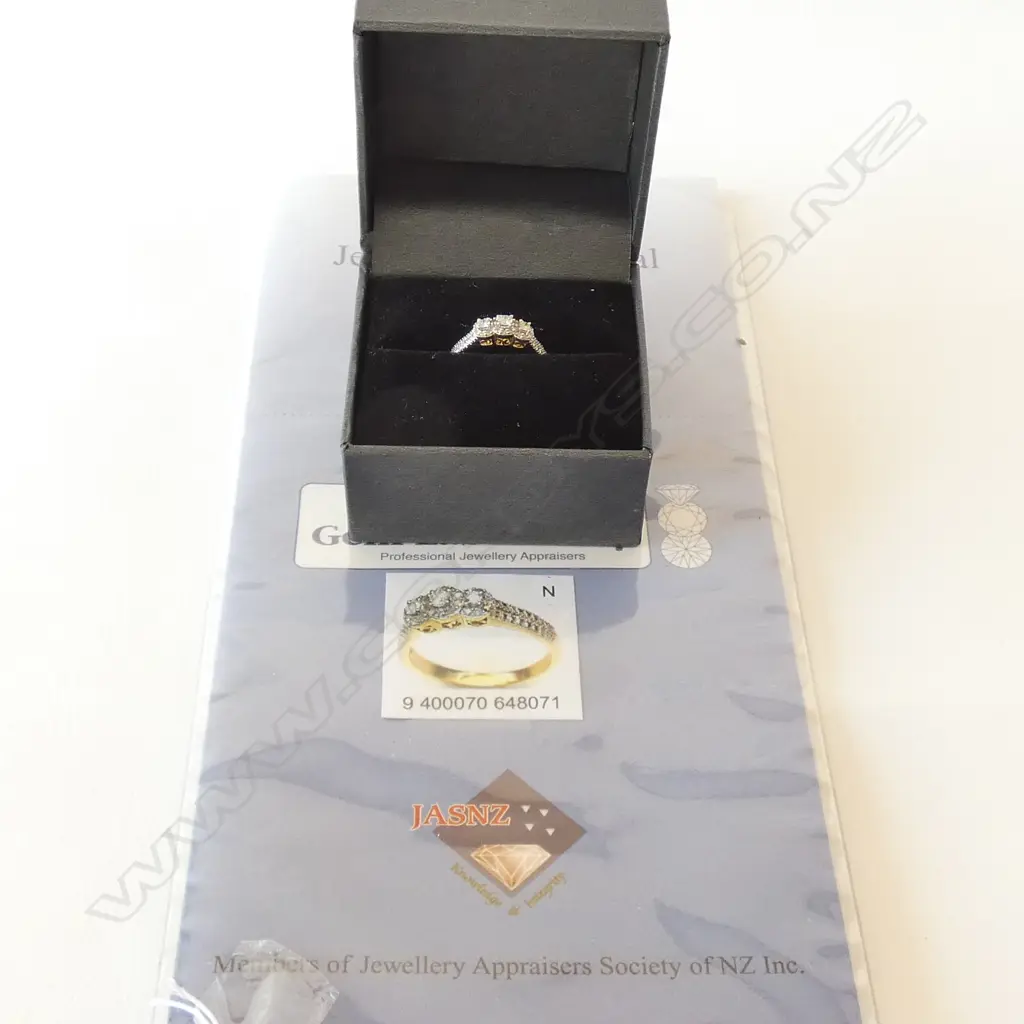 9CT GOLD & .25CT DIAMOND TRIPLE CLUSTER RING, WITH VALUATION ($1300) Image 1++