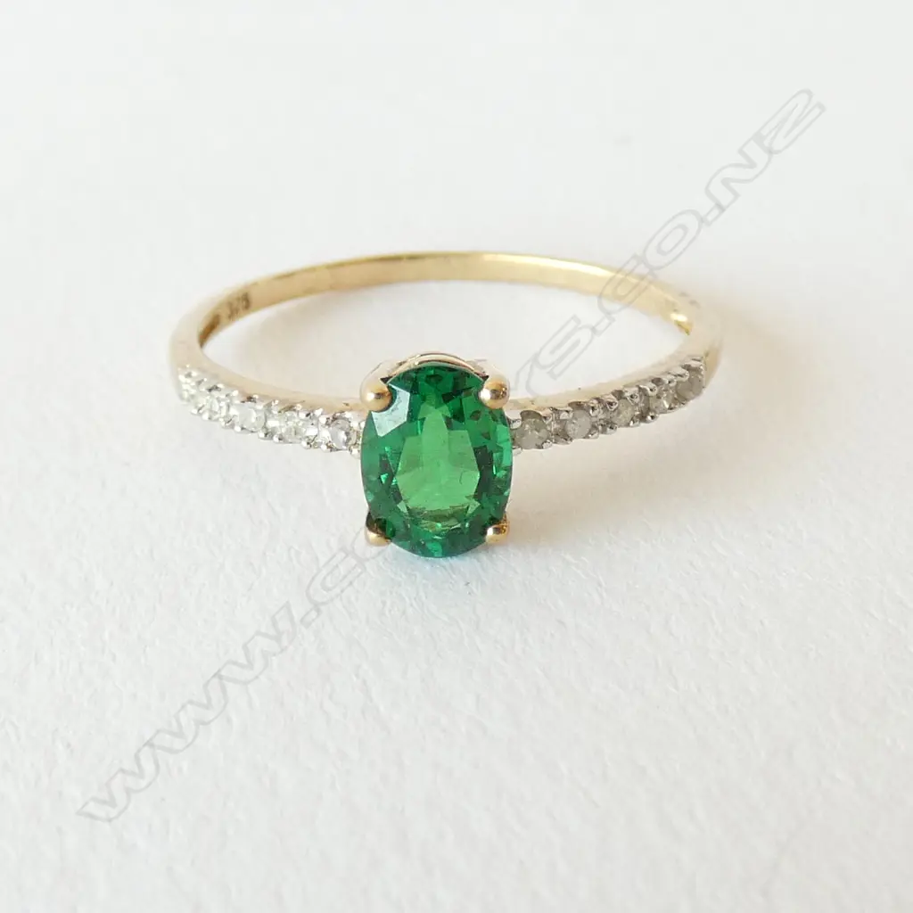9CT GOLD, DIAMOND & EMERALD RING Image 1++
