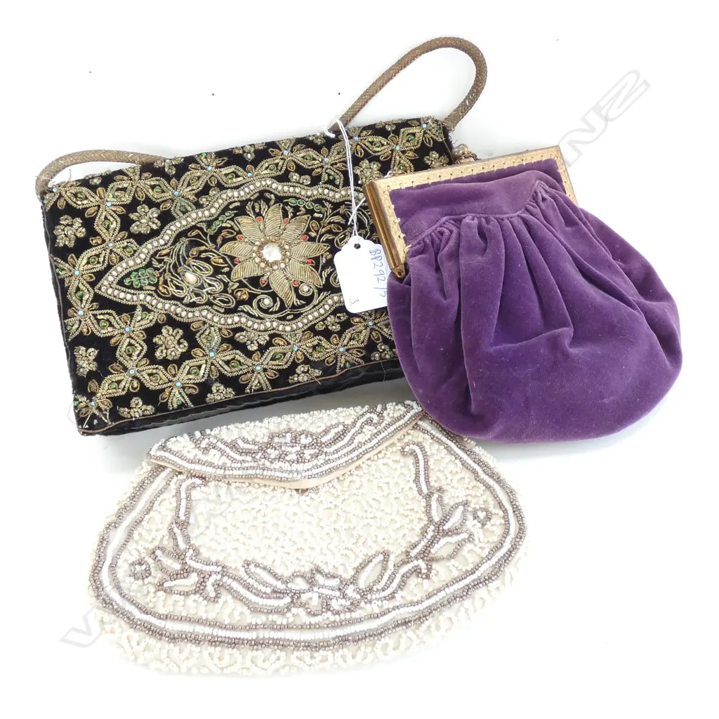 3 VINTAGE PURSES  Image 1++