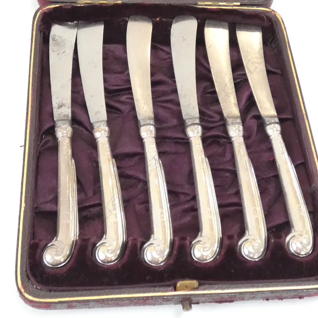 A cased set of six Victorian silver pistol grip handled butter knives Image 1++
