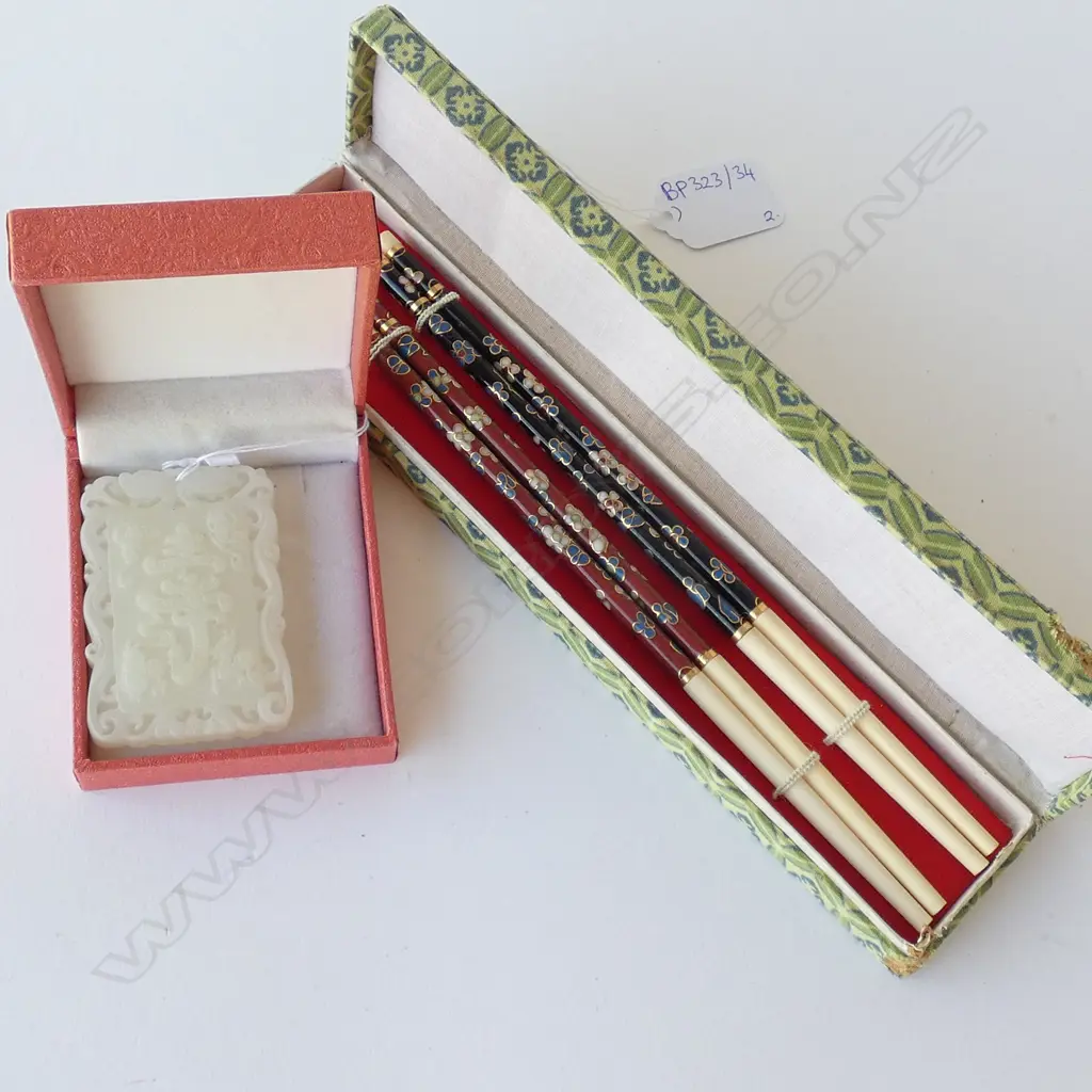 CHINESE MUTTONFAT RECTANGULAR PENDANT L. 65MM IN CASE + 2 PRS CASED CLOISONNE CHOPSTICKS Image 1++
