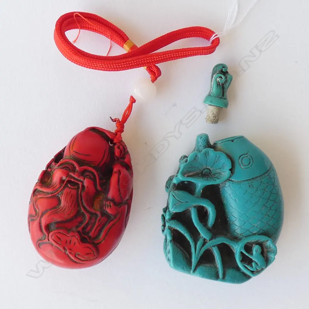 CINNABAR STYLE SHAO LAO PENDANT + BLUE FISH SNUFF BOTH SIMULATED LACQUER Image 1++